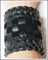 Ledermanschette mit kariertes Design